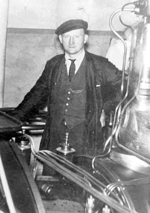 Ok�nd maskinist, m�jligen ombord p� bogserb�ten Eros av Omne.